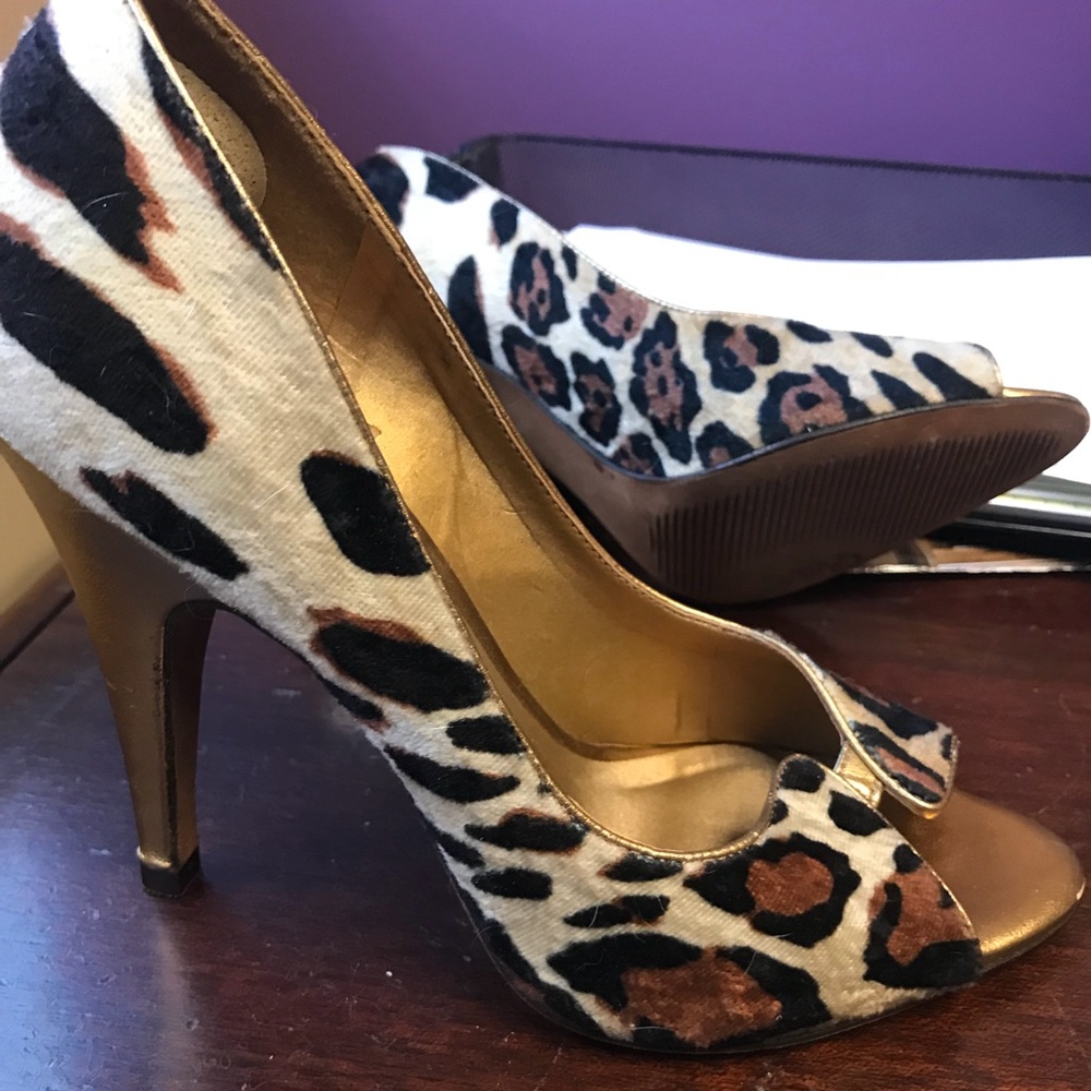 Carlos Santana leopard print pumps